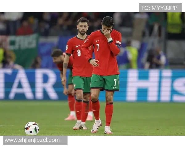 足球场上巨星泪洒赛场背后原因揭示球员心酸与压力