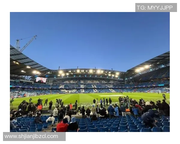 足球巨星化身白发老顽童再现球场激情引爆欢乐风暴