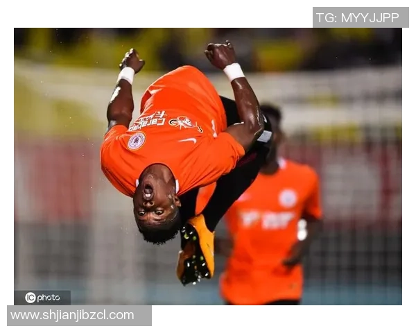 足球球星炫酷舞步庆祝进球时刻 球场成舞台激情无限